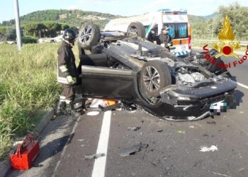 Scontro frontatel tra auto, 3 feriti