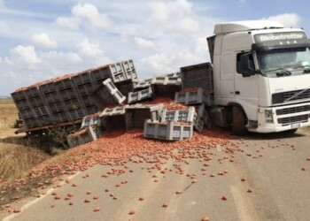 Serrenti, Tir perde carico di pomodori
