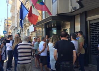 Sit-in residenti Pescara sotto Regione