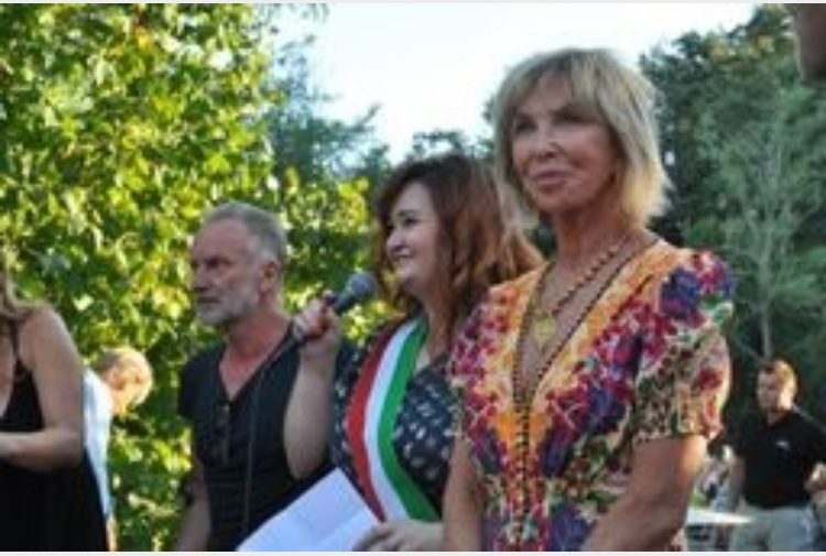 Sting cittadino onorario paese toscano