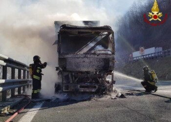 Tir in fiamme, chiuso e riaperto in A12