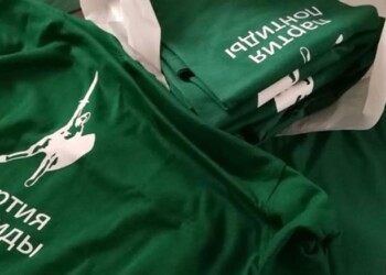 Tutto pronto per la festa di Pontida, con le magliette in cirillico con traduzione sbagliata