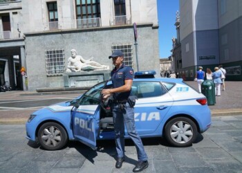 Uccide la moglie e si consegna alla polizia