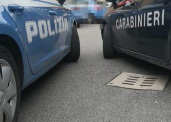 Uomo accoltellato, si cerca il figlio