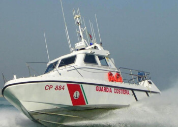 Uomo trovato morto in mare con ferite