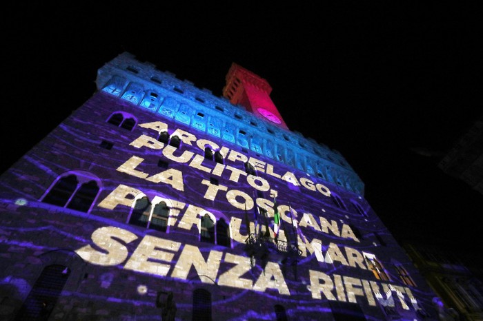 1000 pedalano,illuminato Palazzo Vecchio