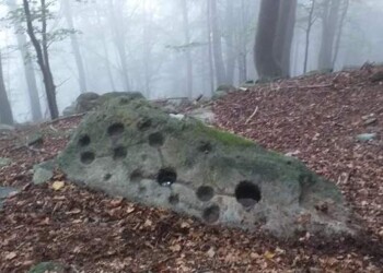 Antica mappa stellare su masso Piemonte