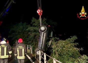 Auto in bilico su scarpata, salvato