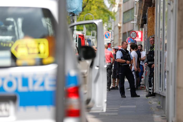 Auto in corsa su marciapiede a Berlino, quattro morti