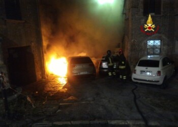 Auto in fiamme a Perugia