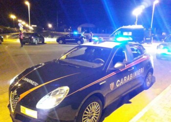 Birra fredda, vuole strangolare barista