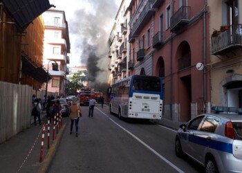 Bus in fiamme a Potenza: auto danneggiate