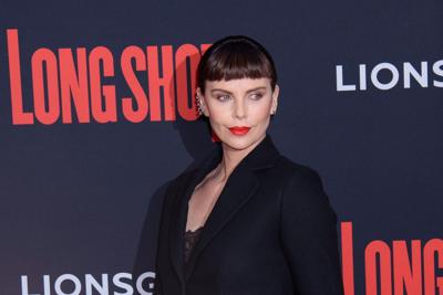 Charlize Theron annuncia: “Ho una nuova relazione con queste due donne”
 