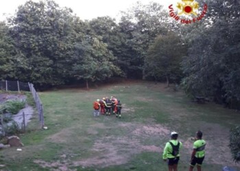 Ciclista cade in zona impervia, soccorso