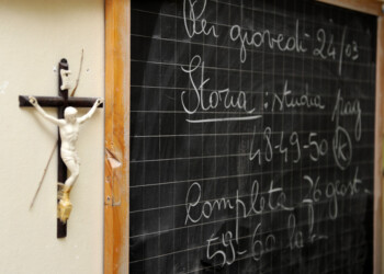 Comune Ferrara compra 385 crocifissi per le scuole