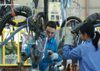 Confindustria: Italia bloccata, rischi al ribasso per l’economia
