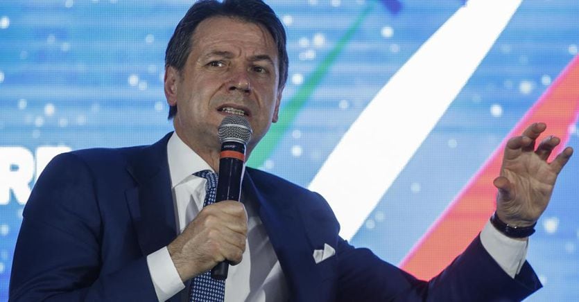 Conte propone un «green new deal» alle imprese e apre alla tassa sui voli. Patuanelli: sì a proroga bonus casa