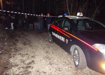 Donna trovata uccisa nel bosco