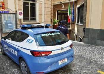 Ex marito in casa, si barrica con figli