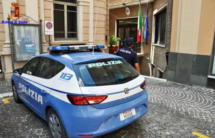 Ex marito in casa, si barrica con figli