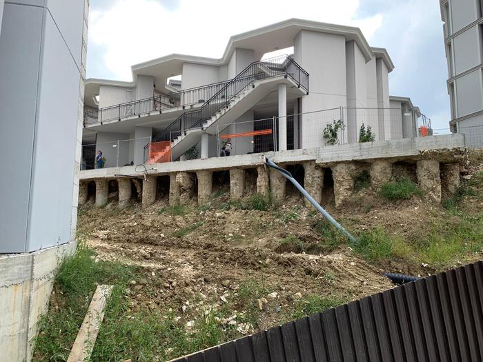 Fango nel cimitero, salme traslate