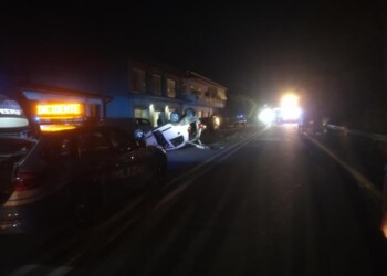 Frontale tra due auto, tre feriti