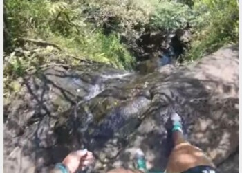 Giocatrice di beach volley precipita da una cascata. La GoPro riprende tutto