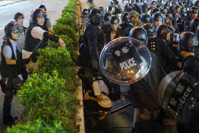 Hong Kong: polizia usa lacrimogeni