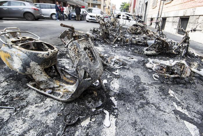 Incendio di veicoli vicino ad un liceo