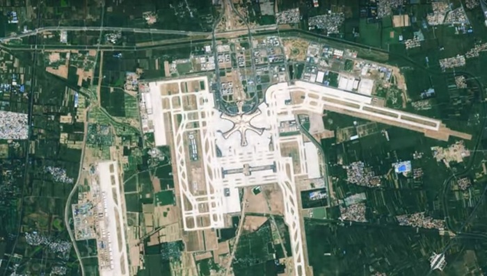 La costruzione del maxi aeroporto cinese vista dallo spazio – VIDEO