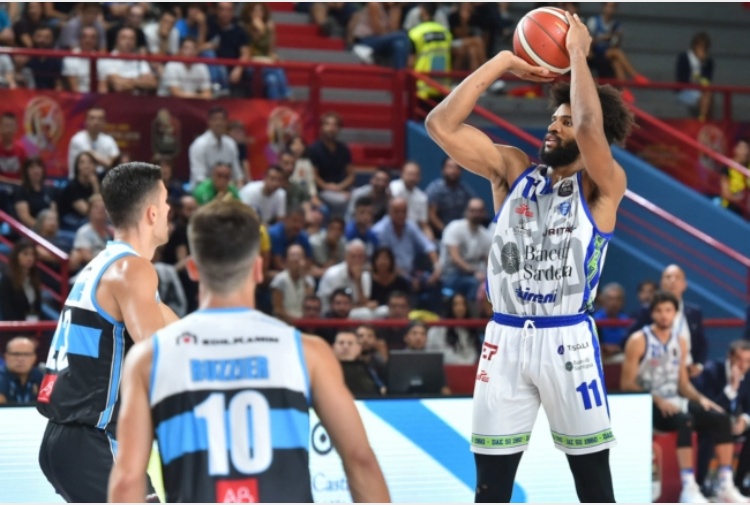 La Dinamo parte lenta ma arriva benissimo: Vanoli Cremona battuta ed è finale di Supercoppa