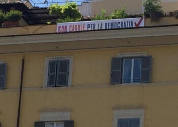 Lamorgese ‘apre porti’, via lo striscione