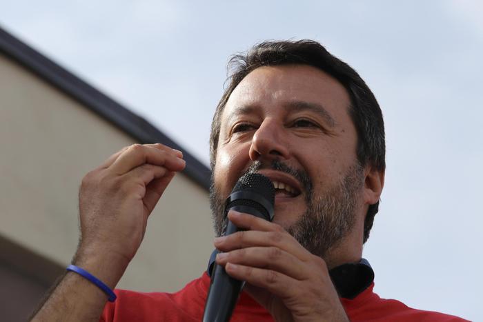 Lanciato petardo contro banchetto Lega