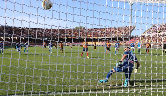 Llorente è super, poker Napoli a Lecce