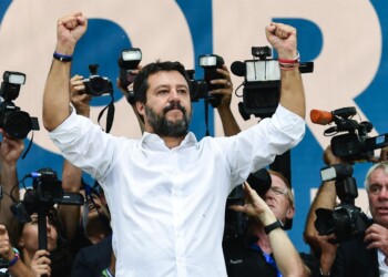 Manualetto per imparare a vivere in un regime autoritario, da Putin a Salvini