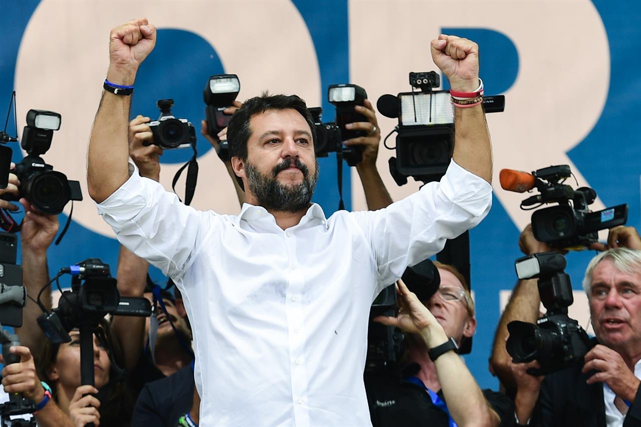 Manualetto per imparare a vivere in un regime autoritario, da Putin a Salvini