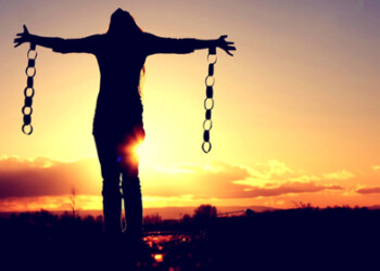 Un tempo gravido di attaccamento alle cose, incardinato esclusivamente sui criteri dell’economia