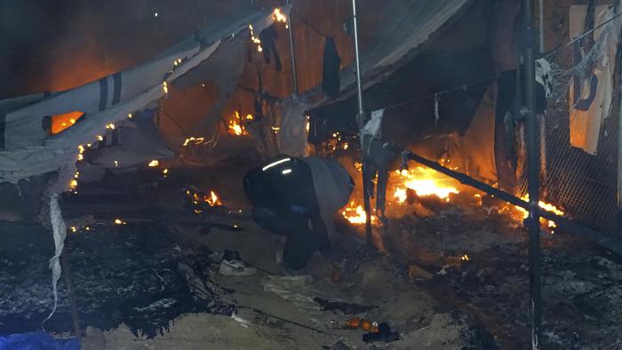 Non dolosi gli incendi a campo Lesbos