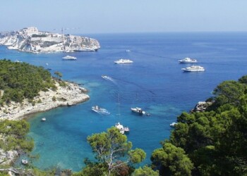 Operaio 67enne cade da tetto e muore