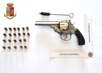 Pistola in garage, arresto padre e figli