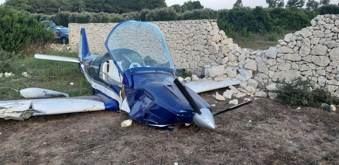 Precipita ultraleggero a Lecce, 2 feriti