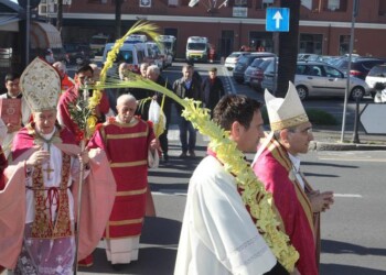 Prete in gita con ragazzi assume droga