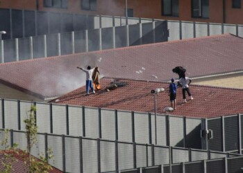 Rivolta al centro di permanenza per il rimpatrio, poliziotto ferito