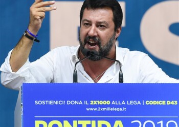 Salvini improvvisa, Berlusconi e tutti gli altri lo inseguono, ma nessuno sa bene che cosa fare