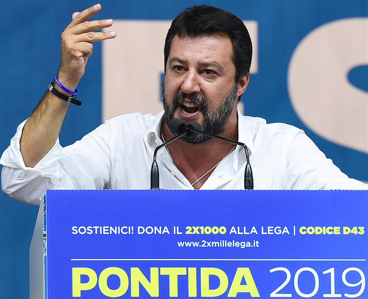 Salvini improvvisa, Berlusconi e tutti gli altri lo inseguono, ma nessuno sa bene che cosa fare