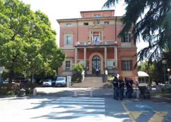 Sindaco Bibbiano assediato da troupe