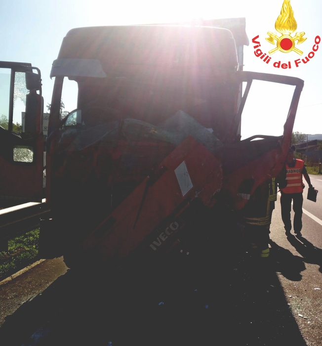 Tamponamento tra tir su ss17, un ferito