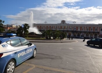 Tenta di investire due poliziotti, arrestato