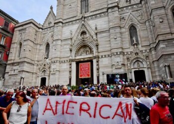 Tentano blocco Galleria Napoli, tensioni