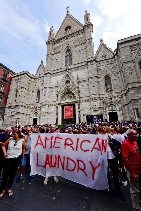 Tentano blocco Galleria Napoli, tensioni